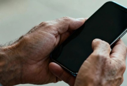 77-летний хабаровчанин в попытке разбогатеть отдал мошенникам все сбережения и занял деньги у сестры