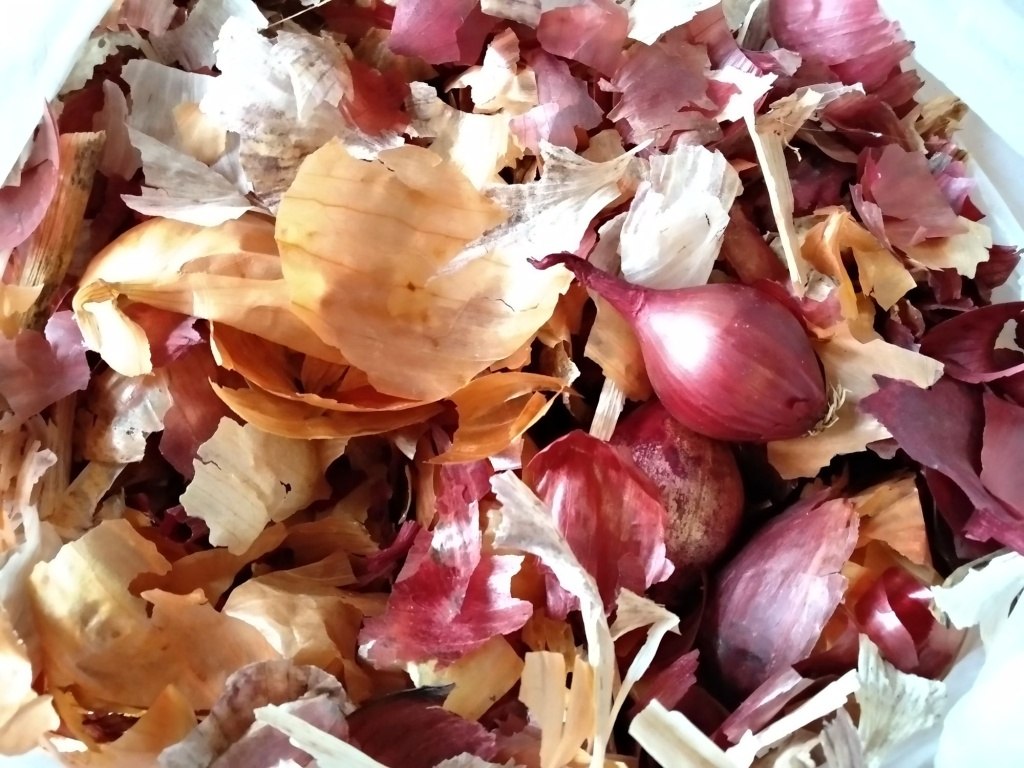 Можно ли в магазине снимать с лука шелуху для покраски яиц, объяснил юрист