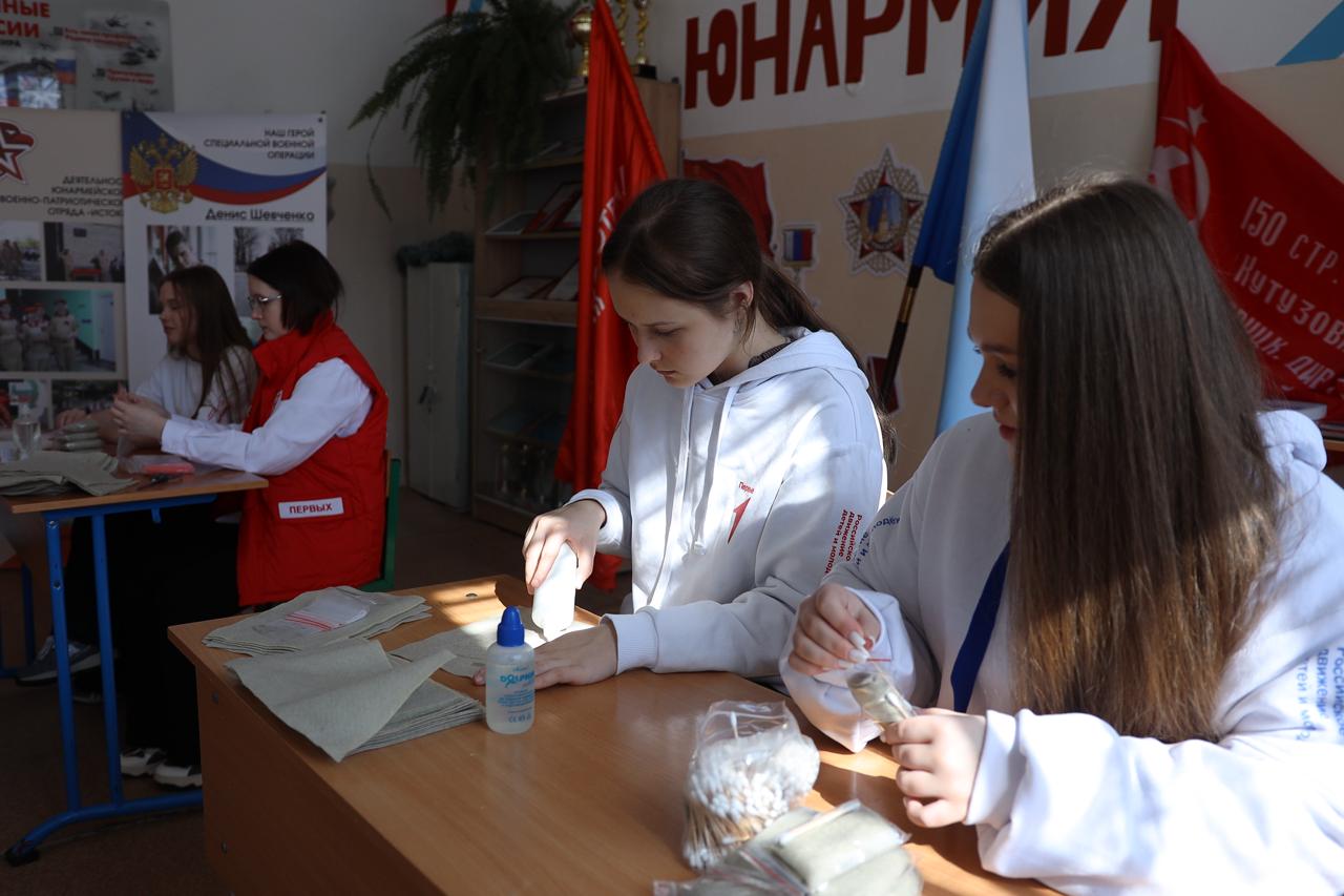 Школьники Хабаровска изготовили сухие души для военнослужащих Школьники Хабаровска изготовили сухие души для военнослужащих