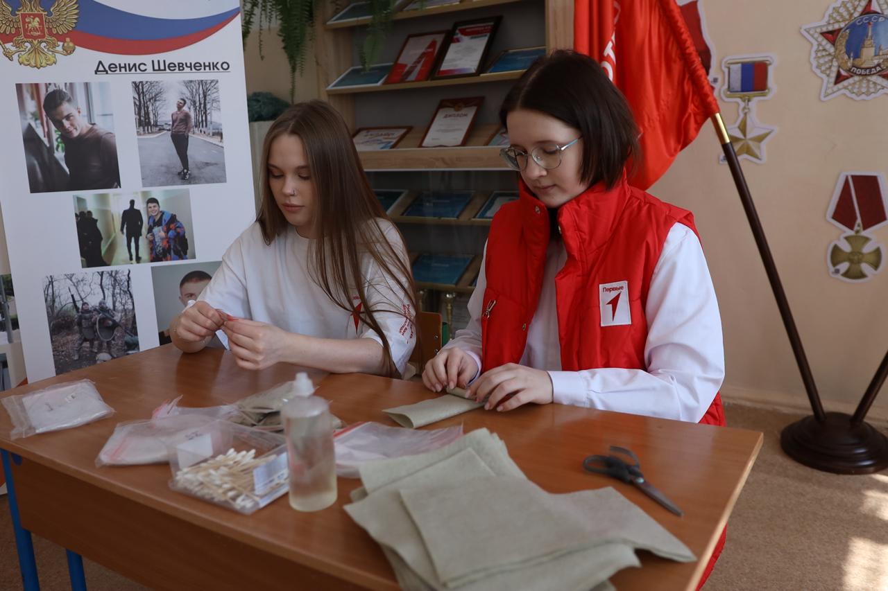 Школьники Хабаровска изготовили сухие души для военнослужащих Школьники Хабаровска изготовили сухие души для военнослужащих