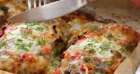 Вкусная запечённая курица с грибами и моцареллой: простое и аппетитное блюдо