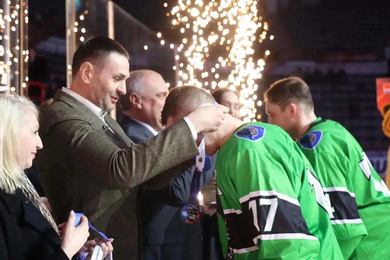 Дмитрий Демешин: Победой приморцев завершился вчера хоккейный турнир, посвящённый светлой памяти настоящего героя, сотрудника спецназа ФСБ Романа Клиза Дмитрий Демешин: Победой приморцев завершился вчера хоккейный турнир, посвящённый светлой памяти настоящего героя, сотрудника спецназа ФСБ Романа Клиза