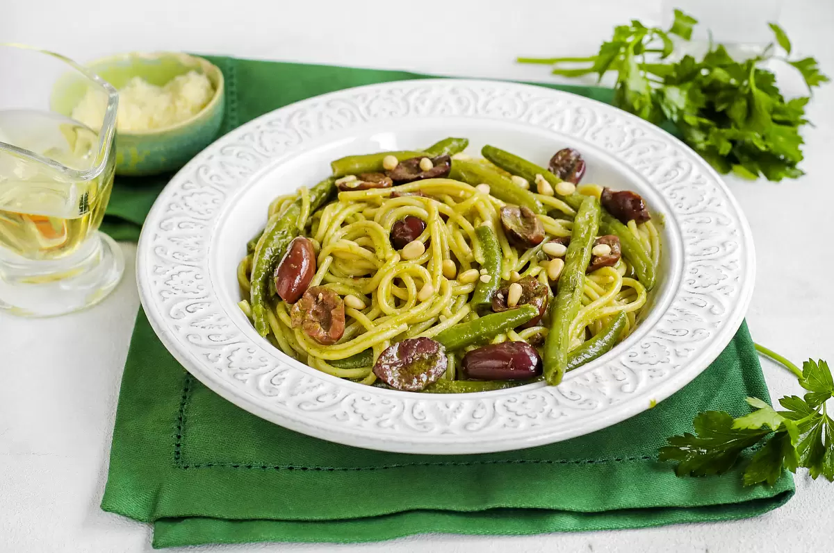 Итальянская классика: зелёные спагетти с фасолью и песто