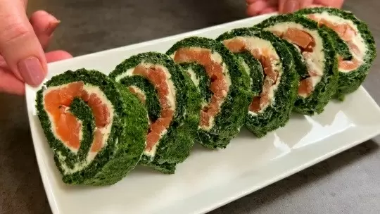 Закуска для истинных гурманов: эффектный рулет из шпината и рыбы