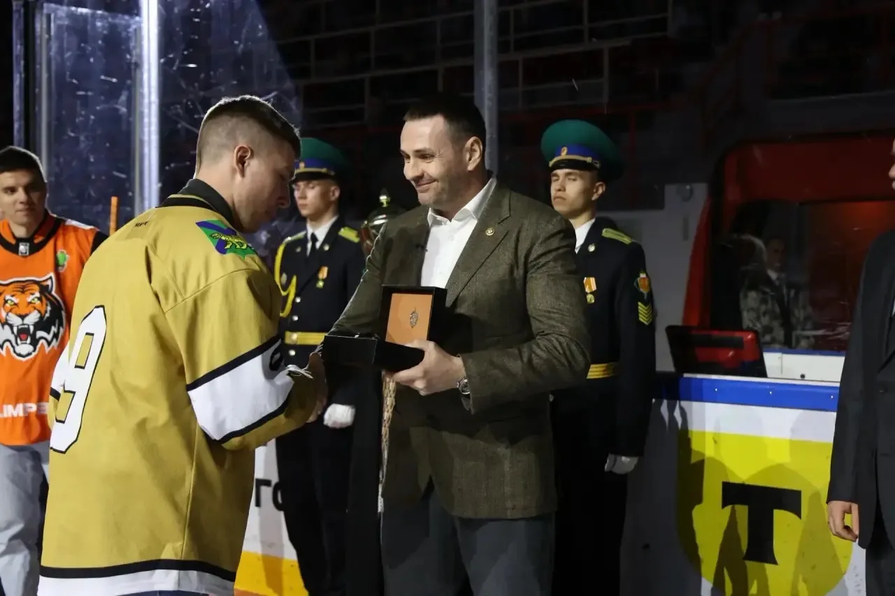 Дмитрий Демешин: Победой приморцев завершился вчера хоккейный турнир, посвящённый светлой памяти настоящего героя, сотрудника спецназа ФСБ Романа Клиза