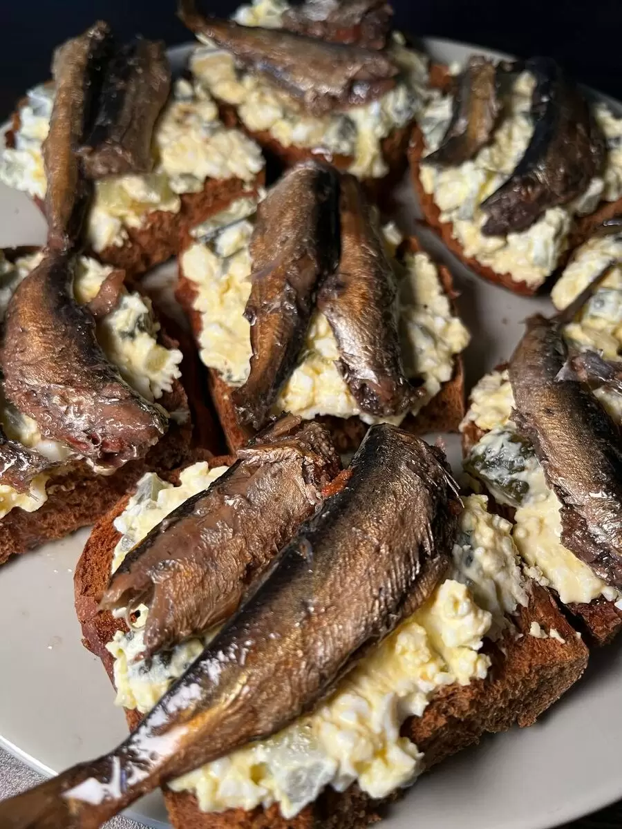 Необычная закуска: шпроты на черном хлебе – быстро и вкусно!
