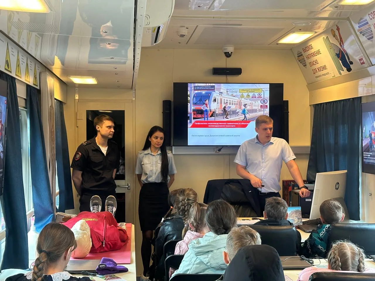 Хабаровские транспортные полицейские провели урок безопасности для школьников