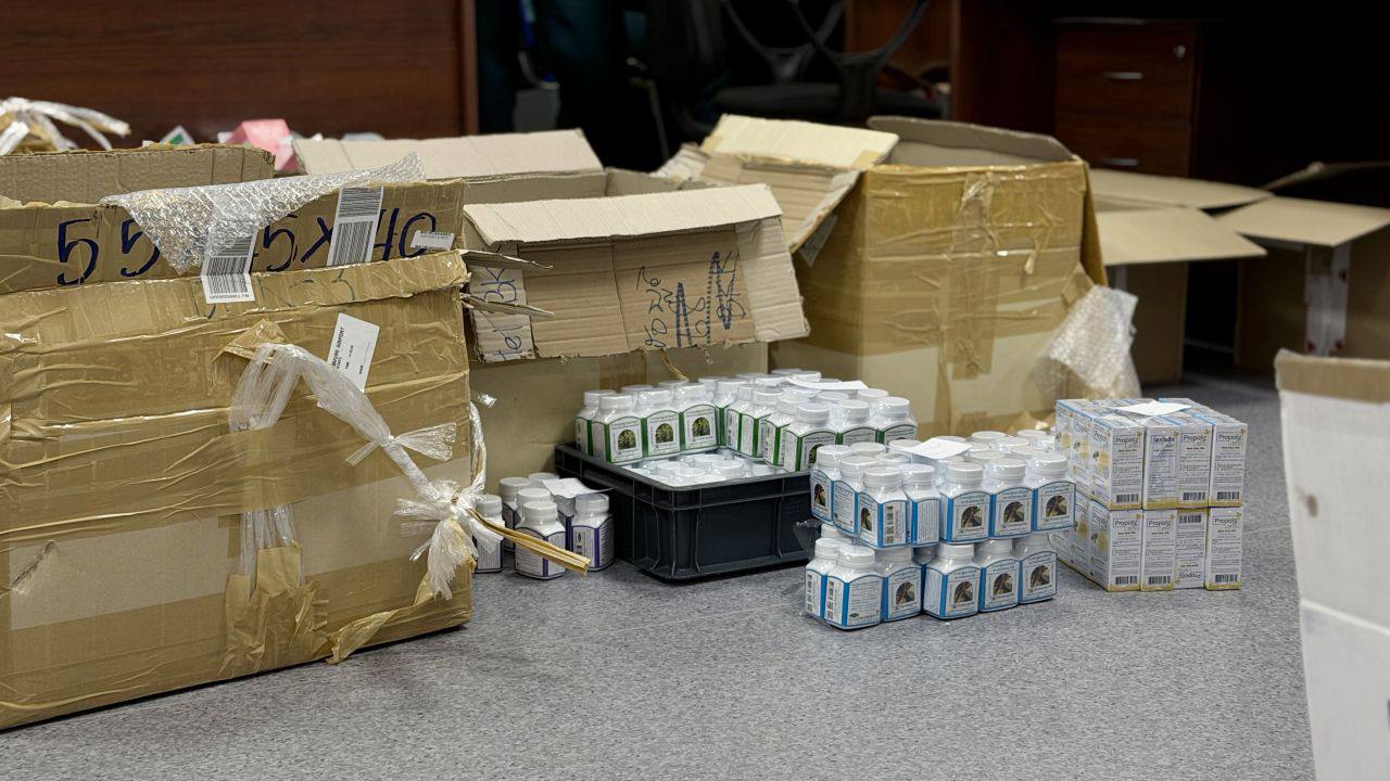 Более 70 кг тайских БАДов изъяли таможенники у семейной пары в аэропорту Хабаровска Более 70 кг тайских БАДов изъяли таможенники у семейной пары в аэропорту Хабаровска