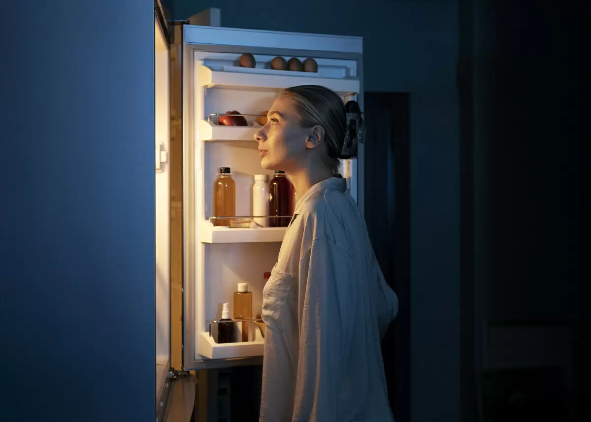 Запах в холодильнике: почему он появляется и как с ним справиться