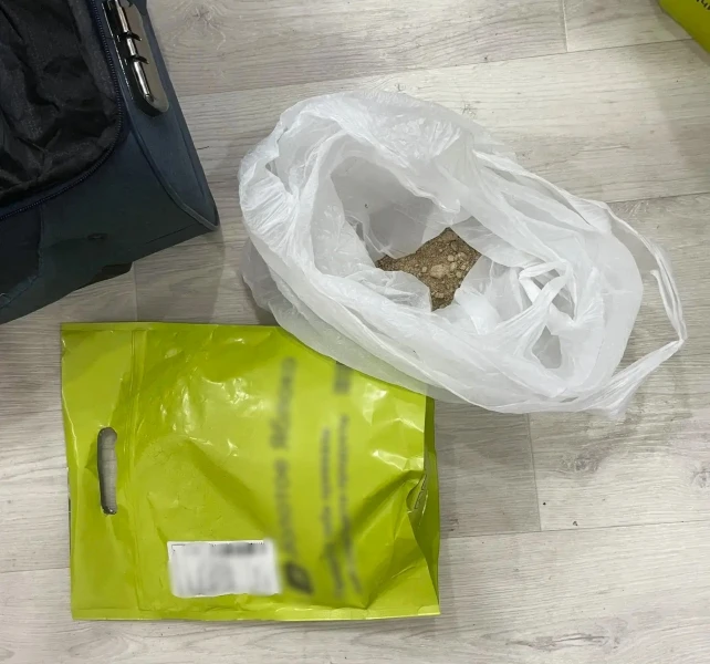 В Хабаровском крае более одного килограмма героина изъяли полицейские города Юности у наркозакладчика-иностранца В Хабаровском крае более одного килограмма героина изъяли полицейские города Юности у наркозакладчика-иностранца