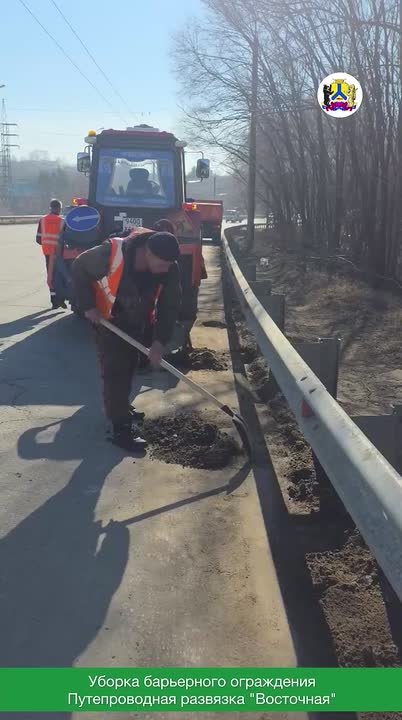 Сводка: очистка улиц. . За минувшие сутки на дорогах города работало 46 единиц техники
