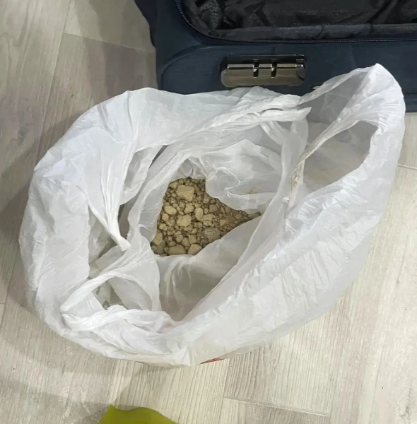 В Хабаровском крае более одного килограмма героина изъяли полицейские города Юности у наркозакладчика-иностранца