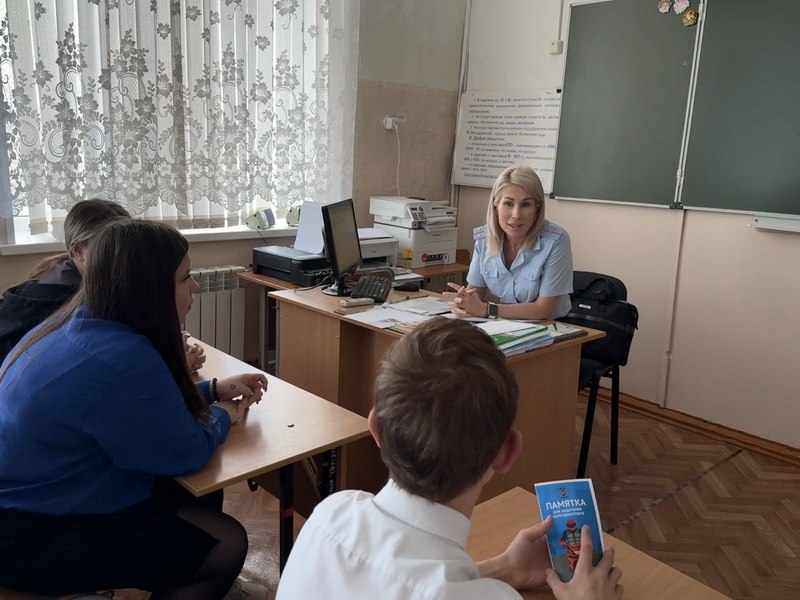 В Вяземском районе сотрудник Госавтоинспекции провел профилактическое мероприятие «Цена беспечности» В Вяземском районе сотрудник Госавтоинспекции провел профилактическое мероприятие «Цена беспечности»