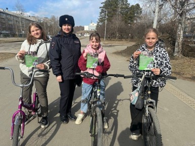 Сотрудник Госавтоинспекции Амурского района провела профилактическую акцию «На вело и СИМ - только по правилам!»