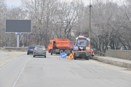 На развязке в первом микрорайоне и на проспекте начали ремонтировать дорогу