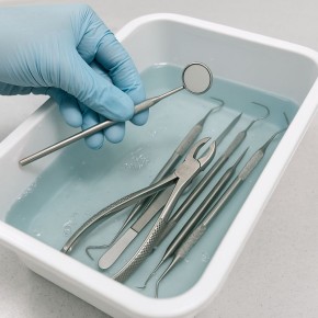 Безопасность в стоматологии: как правильно дезинфицировать инструменты