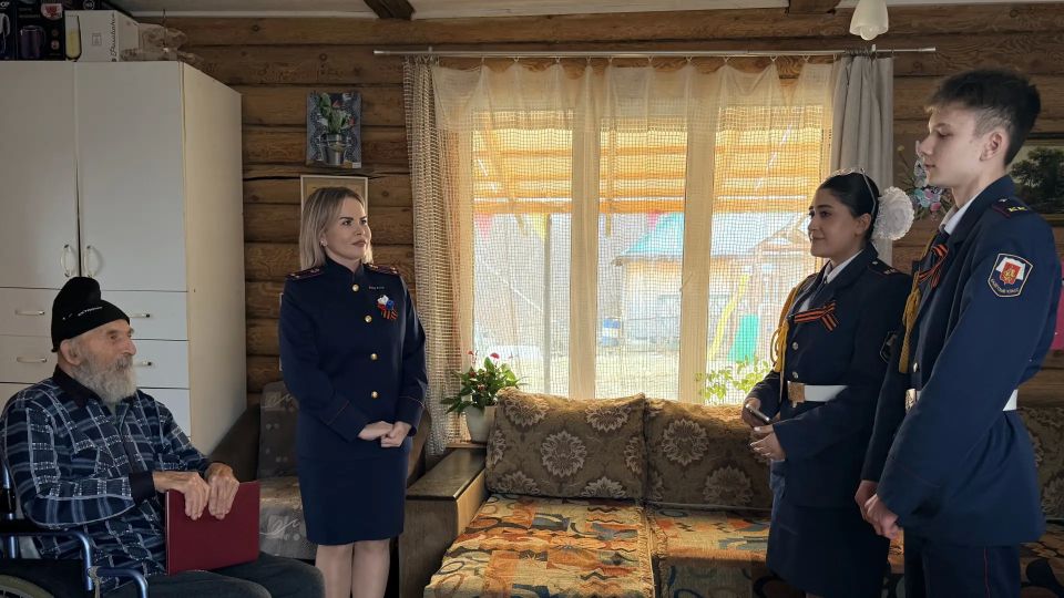 Сотрудники регионального следственного управления и кадеты в преддверии Дня Победы поздравили ветерана Сотрудники регионального следственного управления и кадеты в преддверии Дня Победы поздравили ветерана