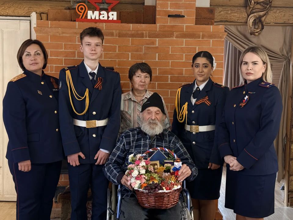Сотрудники регионального следственного управления и кадеты в преддверии Дня Победы поздравили ветерана
