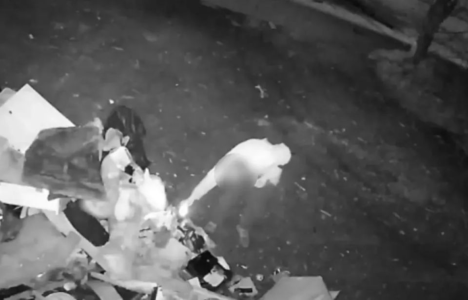 Хабаровчанин сжёг контейнерную площадку для мусора и погрозил камере кулаком Хабаровчанин сжёг контейнерную площадку для мусора и погрозил камере кулаком