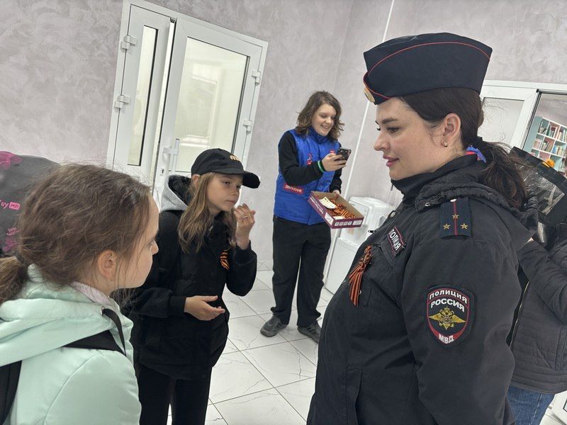 В Амурске сотрудники Госавтоинспекции присоединились к акции «Георгиевская ленточка» В Амурске сотрудники Госавтоинспекции присоединились к акции «Георгиевская ленточка»