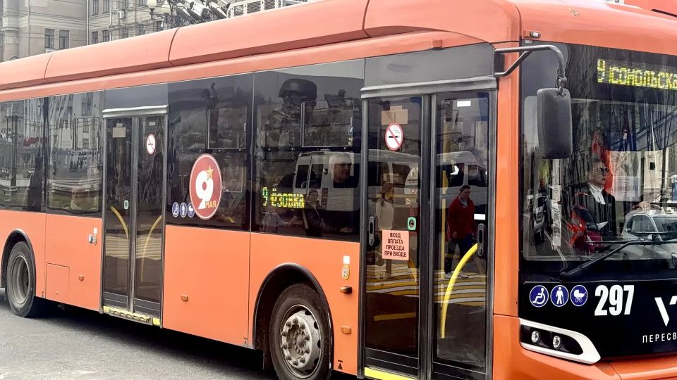 К 9 Мая автобусы выходят на маршруты в праздничном оформлении К 9 Мая автобусы выходят на маршруты в праздничном оформлении