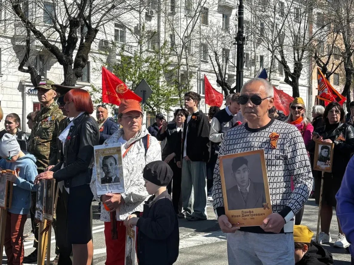 «Бессмертный полк» в Хабаровске объединил тысячи хабаровчан «Бессмертный полк» в Хабаровске объединил тысячи хабаровчан