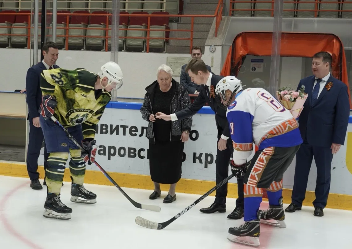 В преддверии Дня Победы на ледовой площадке «Платинум Арена» в Хабаровске состоялся турнир по хоккею с шайбой, посвященный памяти Героя Советского Союза, Почетного жителя г. Хабаровска Грищенко П.Я В преддверии Дня Победы на ледовой площадке «Платинум Арена» в Хабаровске состоялся турнир по хоккею с шайбой, посвященный памяти Героя Советского Союза, Почетного жителя г. Хабаровска Грищенко П.Я