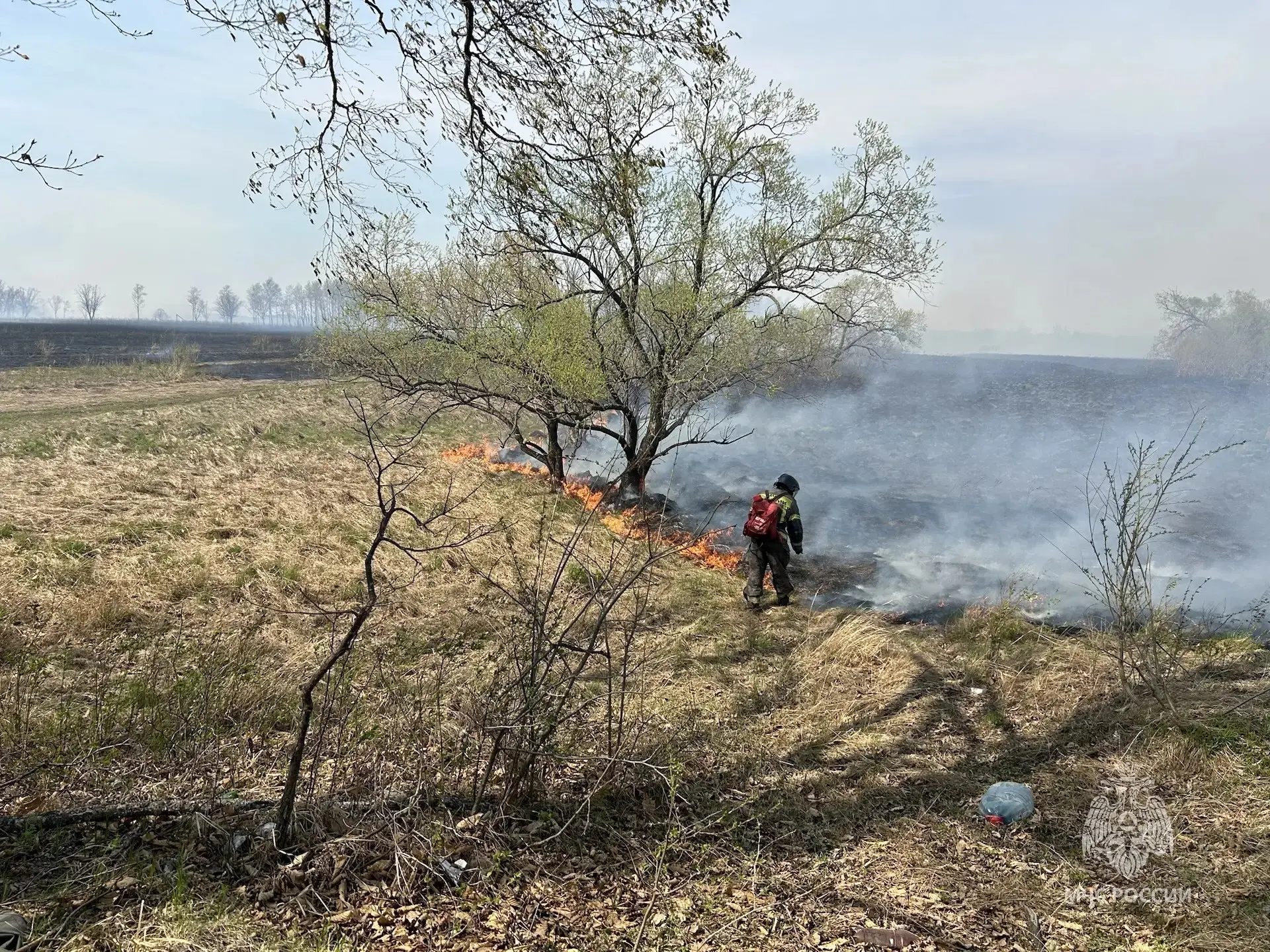 Пожарные обеспечили защиту населенного пункта Хабаровского края от огня Пожарные обеспечили защиту населенного пункта Хабаровского края от огня