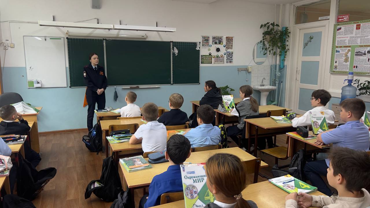 Сотрудники Госавтоинспекции совместно с слушателями Дальневосточного юридического института МВД России (ДВЮИ МВД) провели серию профилактических лекций для детей и подростков Сотрудники Госавтоинспекции совместно с слушателями Дальневосточного юридического института МВД России (ДВЮИ МВД) провели серию профилактических лекций для детей и подростков