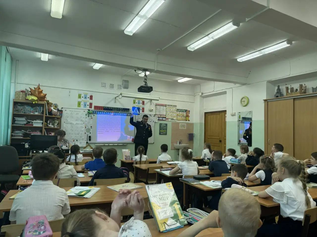 Сотрудники Госавтоинспекции совместно с слушателями Дальневосточного юридического института МВД России (ДВЮИ МВД) провели серию профилактических лекций для детей и подростков Сотрудники Госавтоинспекции совместно с слушателями Дальневосточного юридического института МВД России (ДВЮИ МВД) провели серию профилактических лекций для детей и подростков