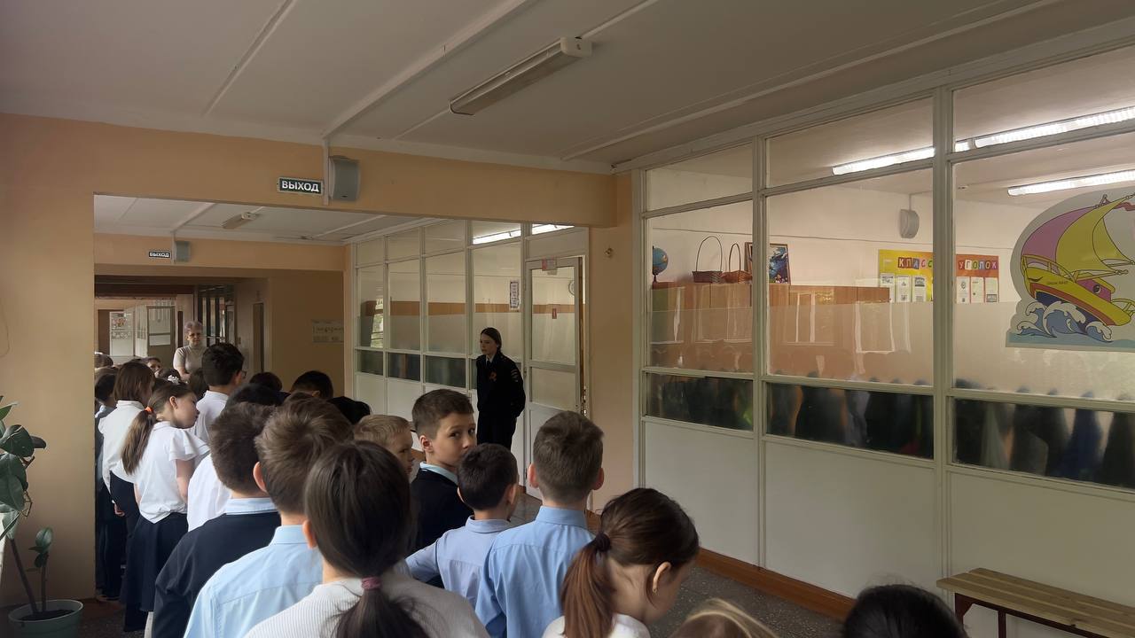 Сотрудники Госавтоинспекции совместно с слушателями Дальневосточного юридического института МВД России (ДВЮИ МВД) провели серию профилактических лекций для детей и подростков Сотрудники Госавтоинспекции совместно с слушателями Дальневосточного юридического института МВД России (ДВЮИ МВД) провели серию профилактических лекций для детей и подростков