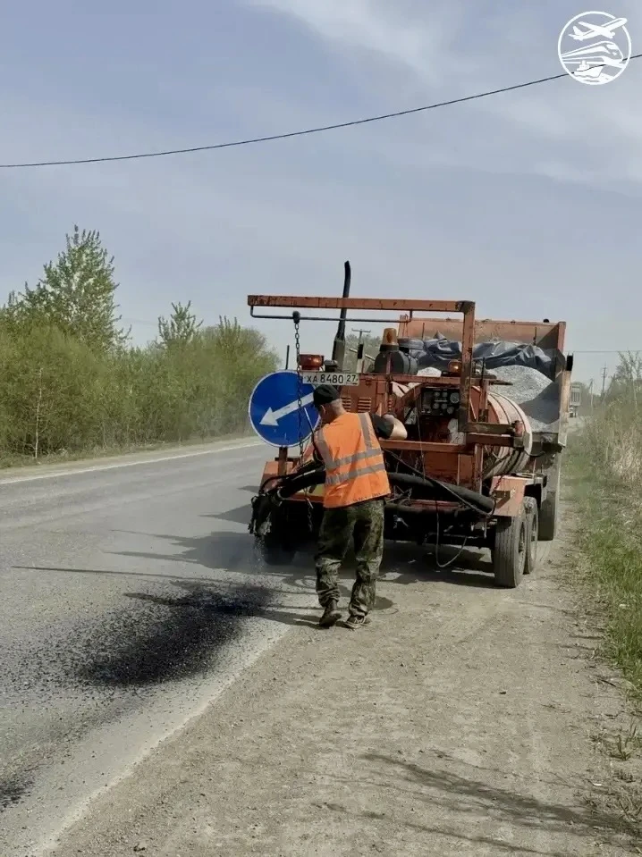 Чистоты много не бывает. Дорожные службы продолжают наводить порядок на региональных маршрутах: моют остановочные павильоны, убирают мусор и приводят в порядок дорожное покрытие Чистоты много не бывает. Дорожные службы продолжают наводить порядок на региональных маршрутах: моют остановочные павильоны, убирают мусор и приводят в порядок дорожное покрытие