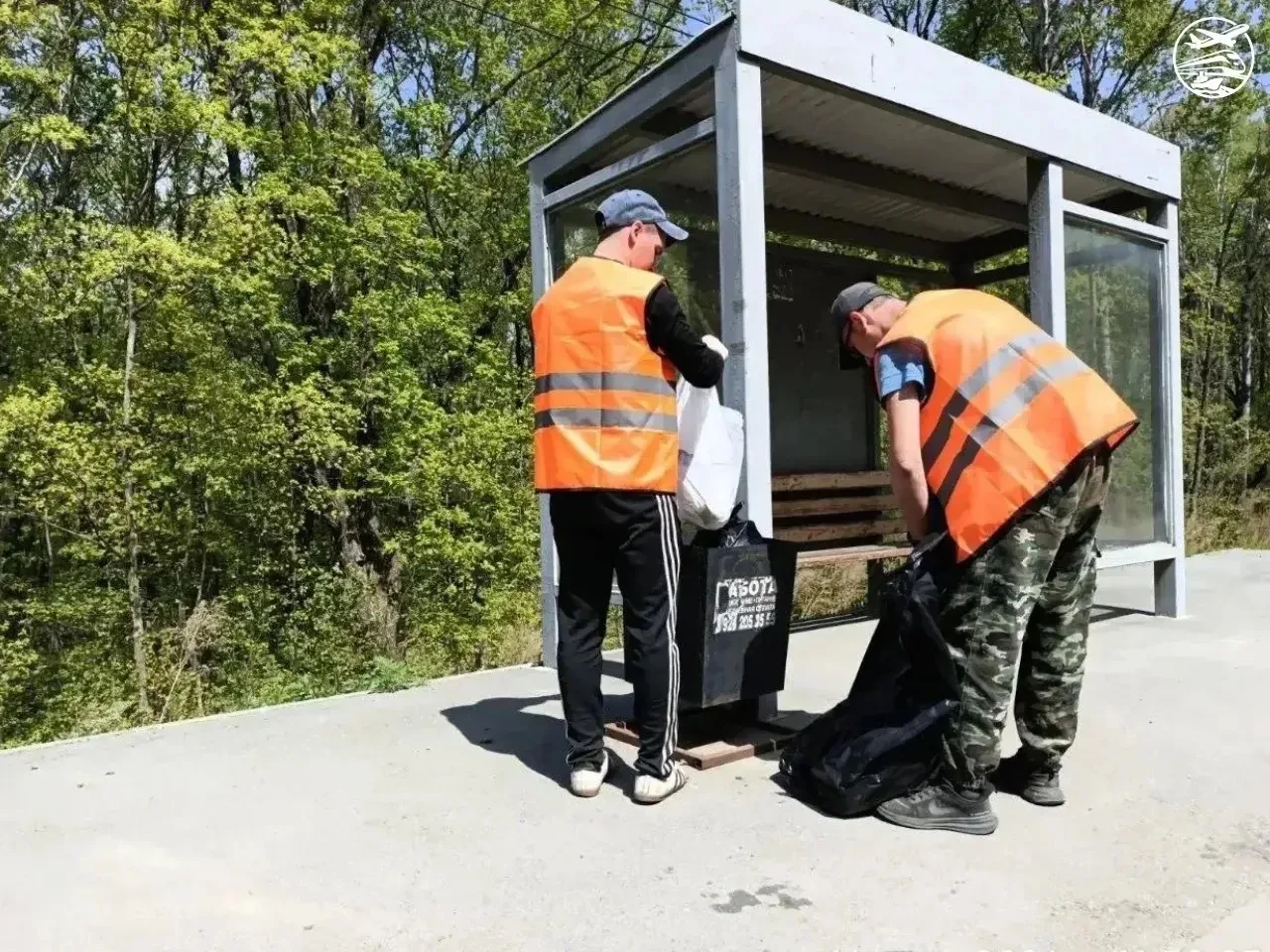 Чистоты много не бывает. Дорожные службы продолжают наводить порядок на региональных маршрутах: моют остановочные павильоны, убирают мусор и приводят в порядок дорожное покрытие Чистоты много не бывает. Дорожные службы продолжают наводить порядок на региональных маршрутах: моют остановочные павильоны, убирают мусор и приводят в порядок дорожное покрытие