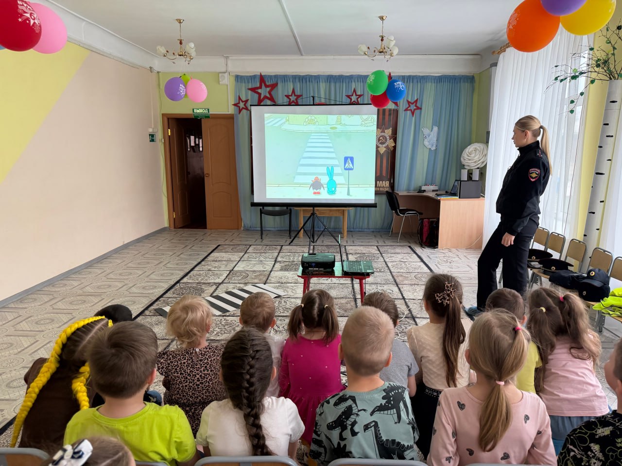 Сотрудники Госавтоинспекции Советско-Гаванского района провели увлекательное мероприятие для воспитанников детского сада № 42 Сотрудники Госавтоинспекции Советско-Гаванского района провели увлекательное мероприятие для воспитанников детского сада № 42