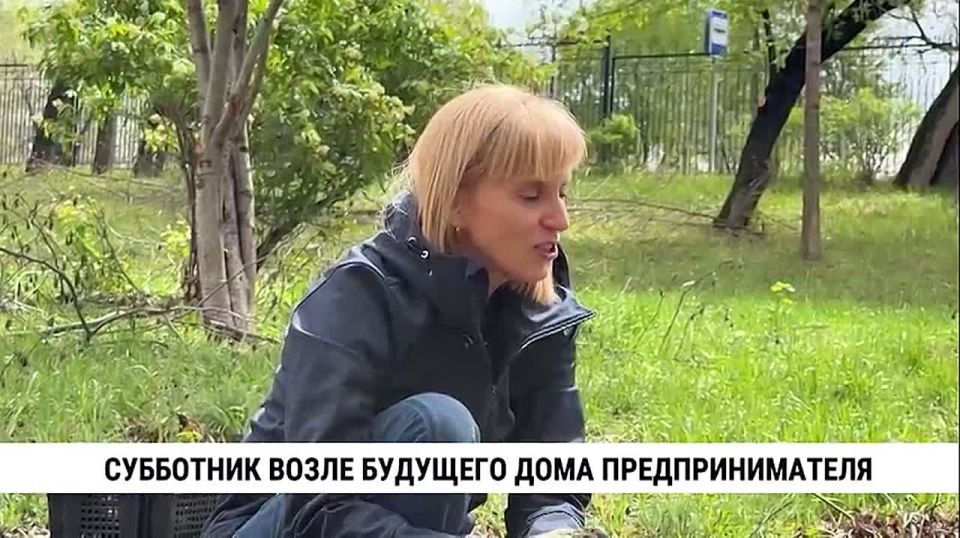 Субботник возле будущего Дома предпринимателя провели бизнесмены, представители деловых объединений и краевых властей