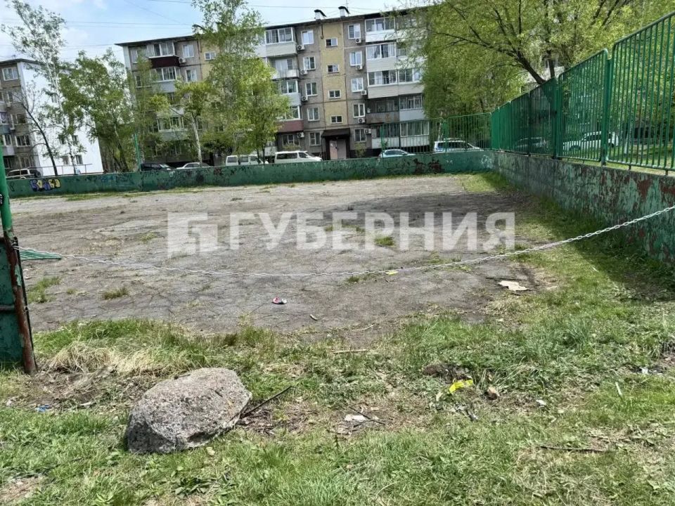 Хоккейную коробку под парковку отмежевали себе жители одного из многоквартирных домов в Хабаровске