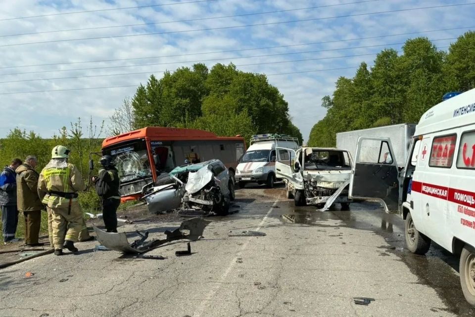 В Хабаровском районе 19 мая произошло ДТП с участием пассажирского автобуса, микрогрузовика и легкового автомобиля - три человека пострадали