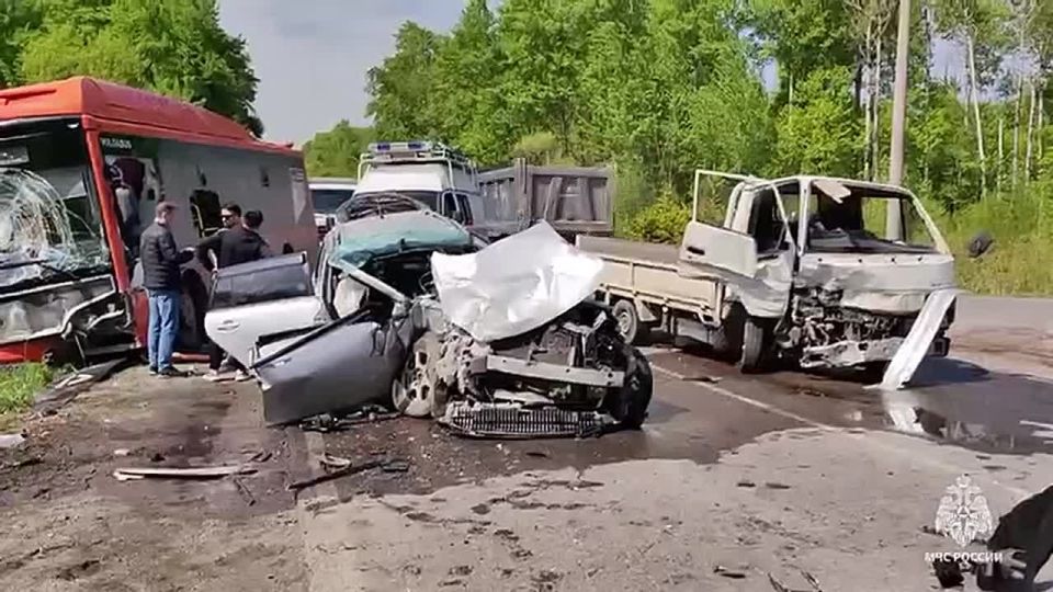 В Хабаровском районе столкнулись маршрутка, грузовик и легковушка