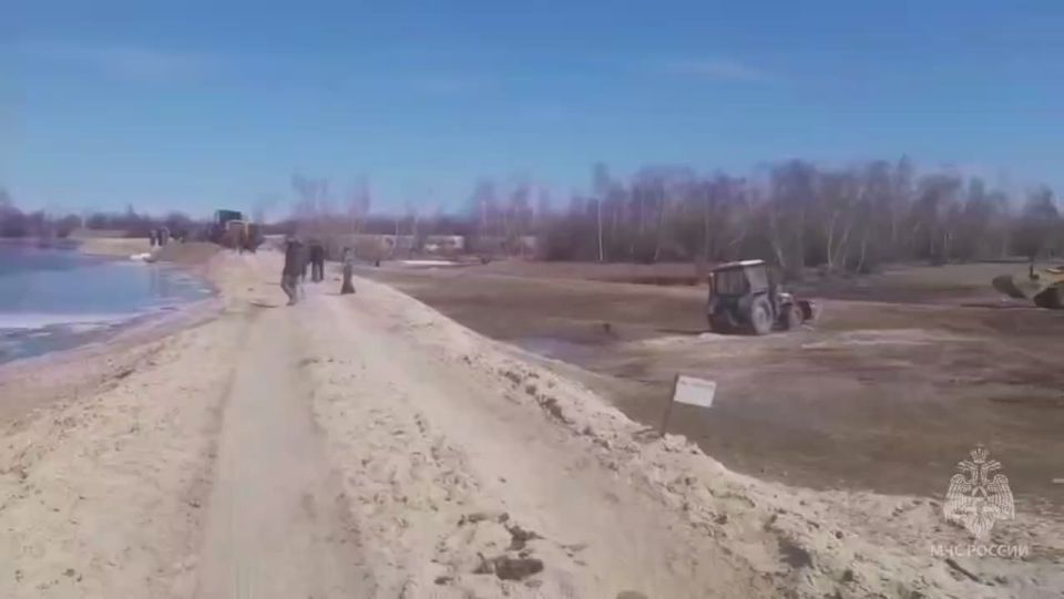 В Якутии спасатели МЧС России укрепляют берега и адресно помогают населению