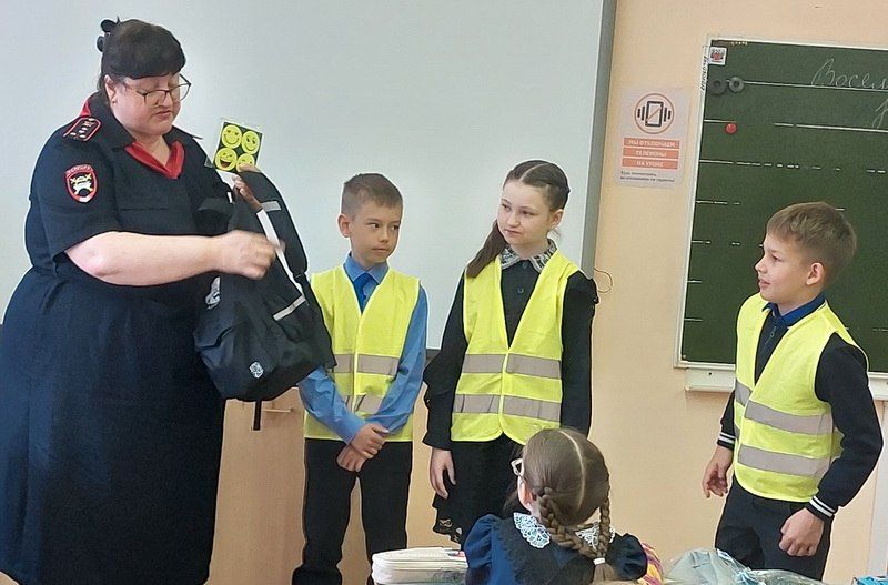 Сотрудники Госавтоинспекции города Комсомольска-на-Амуре провели профилактическое мероприятие «Световозвращатель – ваш защитник на дороге» Сотрудники Госавтоинспекции города Комсомольска-на-Амуре провели профилактическое мероприятие «Световозвращатель – ваш защитник на дороге»