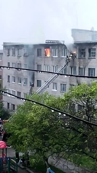 В Спасске-Дальнем, в общежитии на Арматурной, горит последний этаж