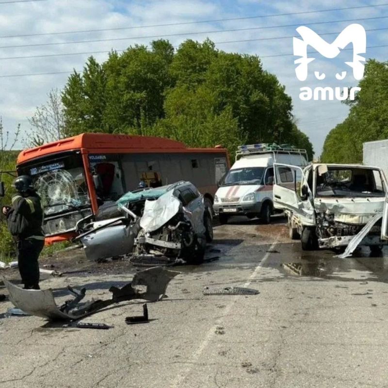 Автобус с пассажирами выкинуло с дороги после ДТП под Хабаровском