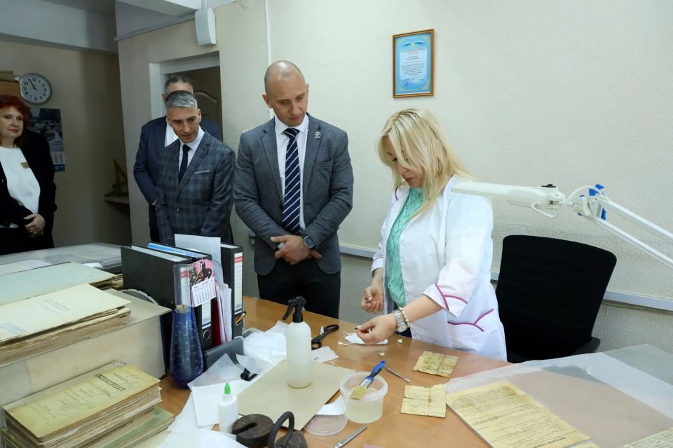 Региональные депутаты ознакомились с организацией архивного дела в Хабаровском крае Региональные депутаты ознакомились с организацией архивного дела в Хабаровском крае