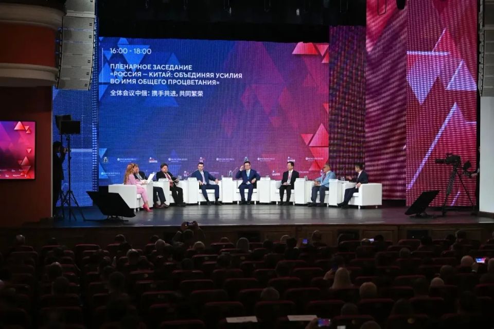 Дмитрий Демешин: Визит Президента России Владимира Путина в Китайскую Народную Республику подвёл итог многих лет дружбы и сотрудничества наших стран и открыл новую веху в истории наших добрососедских отношений Дмитрий Демешин: Визит Президента России Владимира Путина в Китайскую Народную Республику подвёл итог многих лет дружбы и сотрудничества наших стран и открыл новую веху в истории наших добрососедских отношений