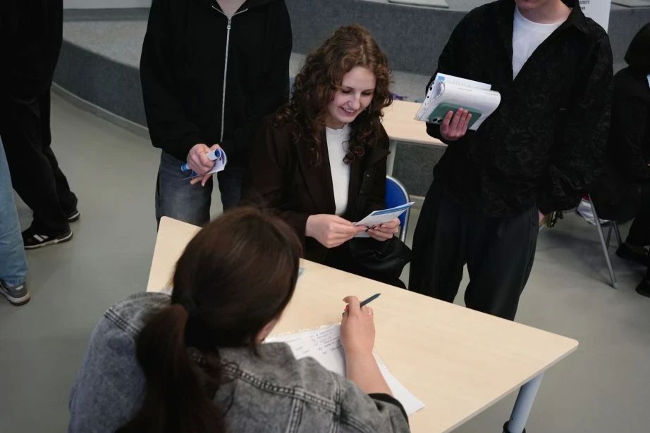 Работай в Хабаровском крае: более 300 студентов колледжей и техникумов встретились с работодателями Работай в Хабаровском крае: более 300 студентов колледжей и техникумов встретились с работодателями