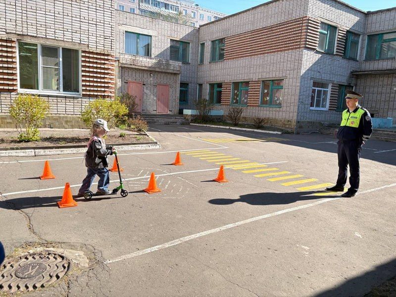 В Комсомольске-на-Амуре госавтоинспекторы организовали для дошколят путешествие в мир Правил дорожного движения В Комсомольске-на-Амуре госавтоинспекторы организовали для дошколят путешествие в мир Правил дорожного движения