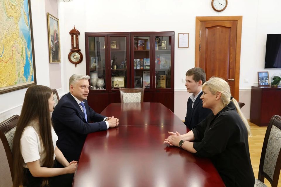 Победители конкурса ко Дню парламентаризма посетили Законодательную Думу Хабаровского края Победители конкурса ко Дню парламентаризма посетили Законодательную Думу Хабаровского края