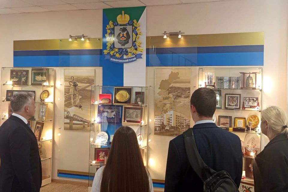 Победители конкурса ко Дню парламентаризма посетили Законодательную Думу Хабаровского края Победители конкурса ко Дню парламентаризма посетили Законодательную Думу Хабаровского края