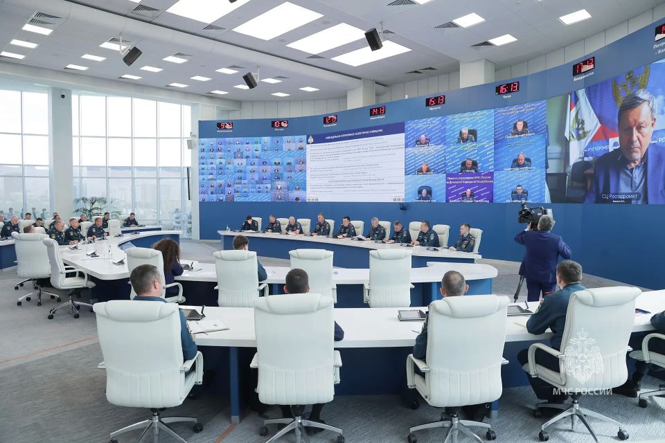 Глава МЧС России Александр Куренков провел еженедельное селекторное совещание Глава МЧС России Александр Куренков провел еженедельное селекторное совещание