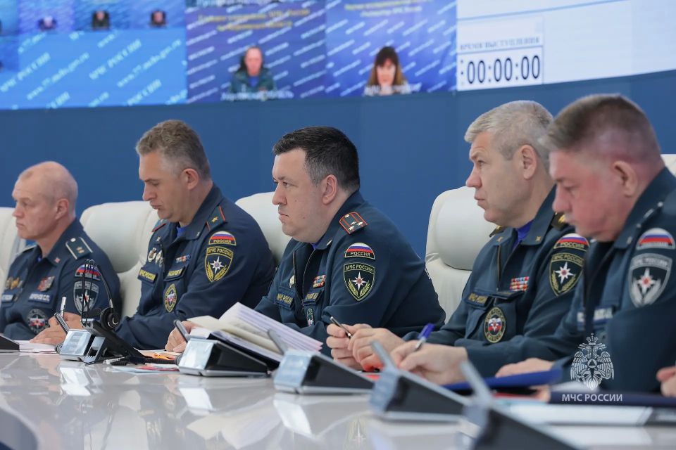 Глава МЧС России Александр Куренков провел еженедельное селекторное совещание Глава МЧС России Александр Куренков провел еженедельное селекторное совещание